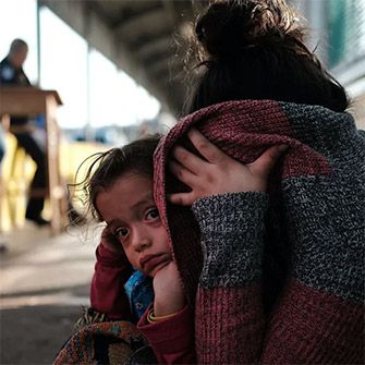  Une enfant hondurienne et sa mère, fuyant la pauvreté et la violence dans leur pays, attendent à la frontière entre le Mexique et les États-Unis, où elles n’ont pu entrer. Brownsville, Texas, le 25 juin 2018. Spencer Platt / Getty Images North America / Getty Images via AFP 